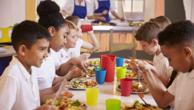 enfants à la cantine